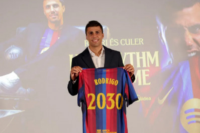 Técnico do Barcelona rasga elogios a Rodri: 'Fantástico tê-lo aqui'