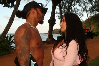 Kim Kardashian compartilha novos registros ao lado de Lewis Hamilton