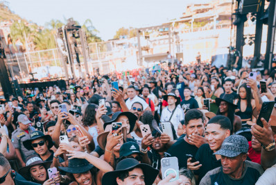 Vídeo: Natanzinho Lima reúne multidão em show no Complexo do Alemão