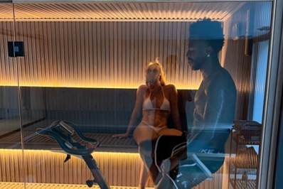 Virginia Fonseca e Vini Jr posam juntos em sauna