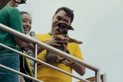 Cachorro adotado por Flávio Bolsonaro durante o lançamento de campanha foi resgatado em bairro perigoso com apoio da polícia