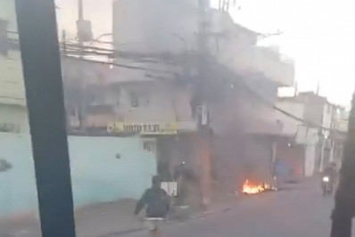 Bandidos sequestram ônibus durante operação da PM na Cidade de Deus