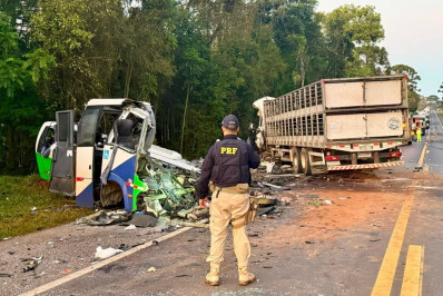 Colisão entre ônibus e caminhão deixa 23 mortos no Paraná