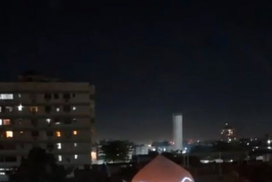 Vídeo: balão atinge telhado e provoca princípio de incêndio na Zona Norte