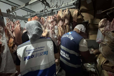 Fiscais apreendem 237 kg de alimentos impróprios em supermercados