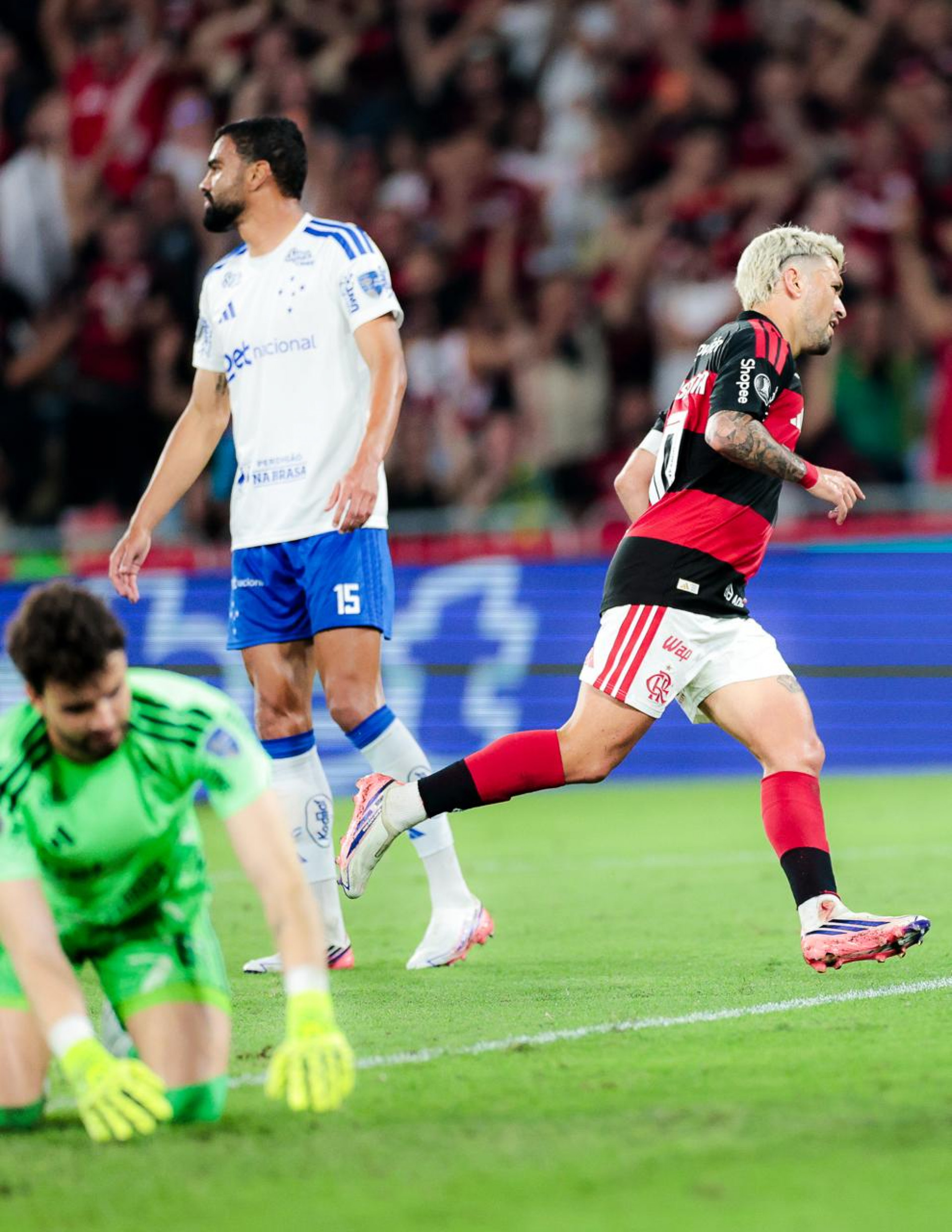 Arrascaeta correndo para a torcida após abrir o placar - Gilvan de Souza / Flamengo