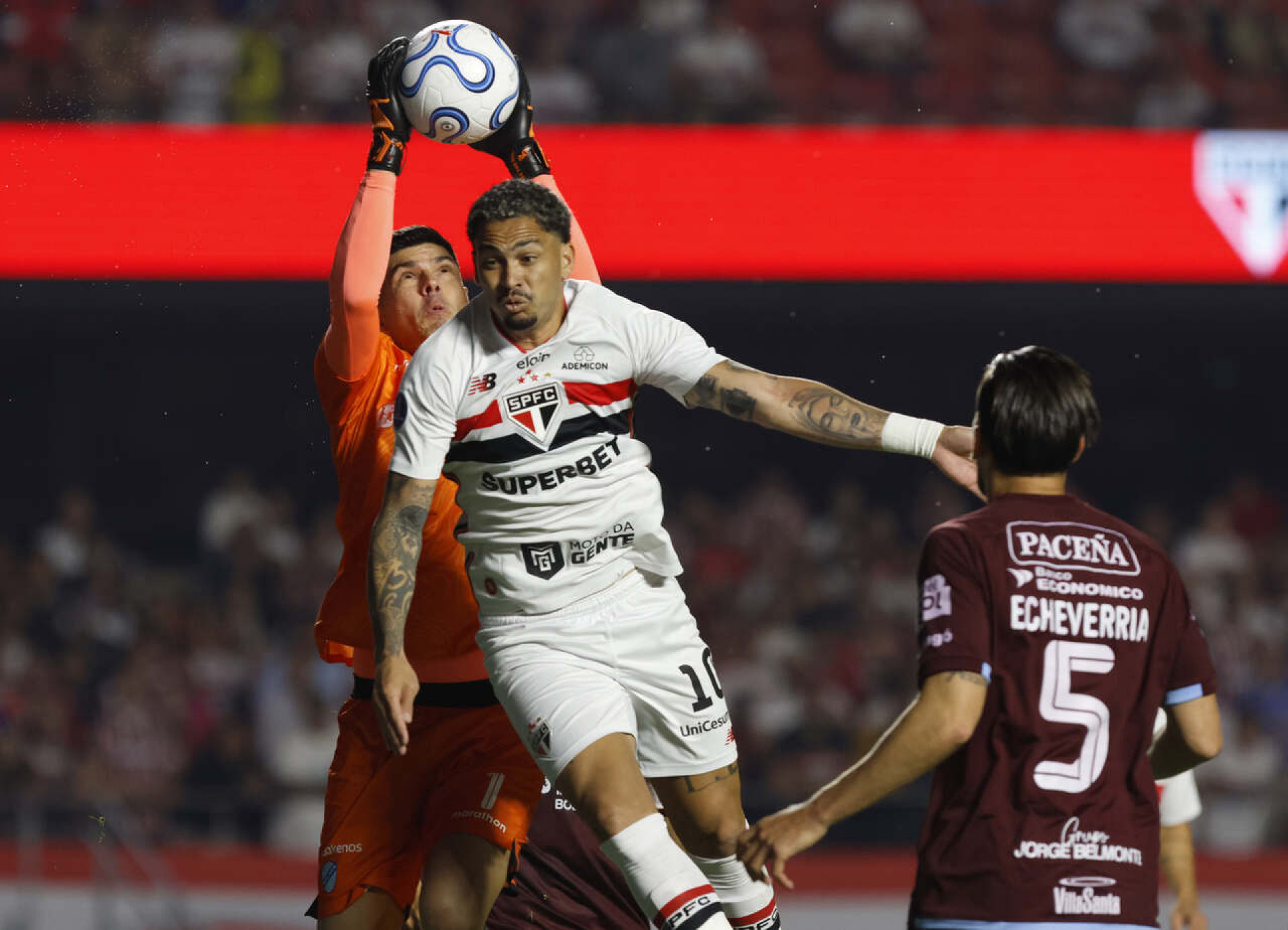 Luciano completa seis anos de S&atilde;o Paulo e volta a marcar: “Alegria”