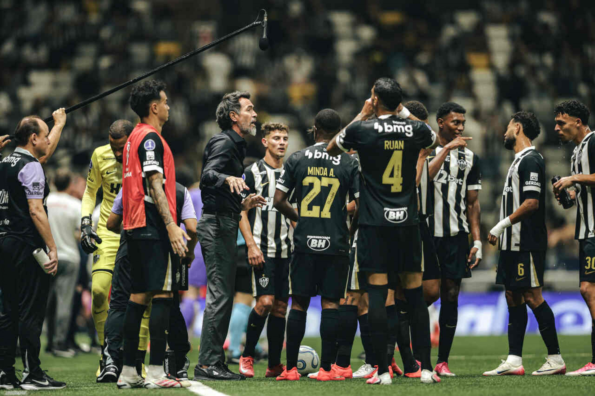 Dom&iacute;nguez cobra Atl&eacute;tico ap&oacute;s vaga: “Jogando assim vai ser dif&iacute;cil”