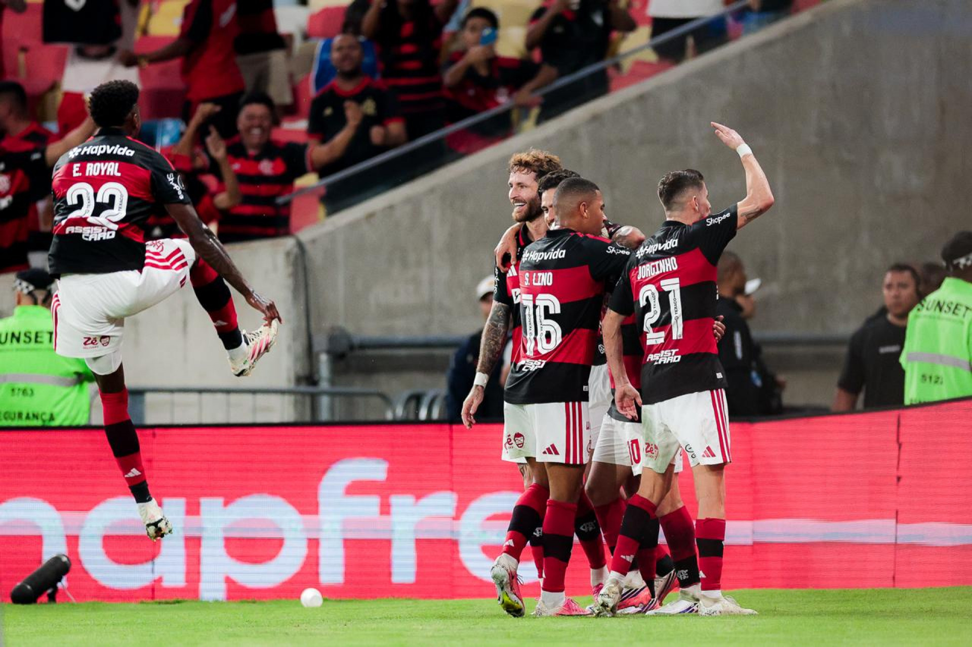 Time comemora gol do Flamengo no primeiro tempo - Gilvan de Souza / Flamengo