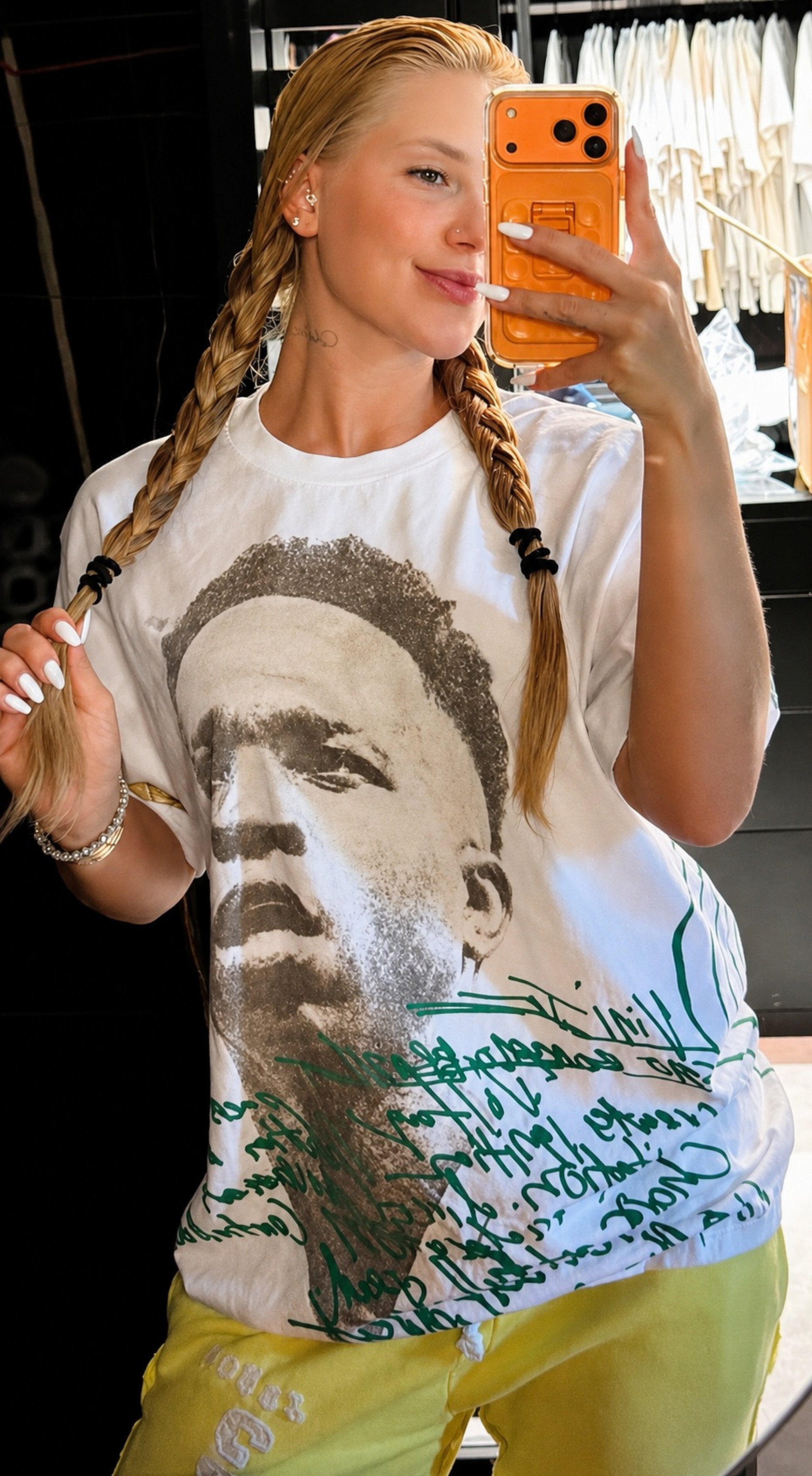 Virginia Fonseca apareceu usando uma camiseta estampada com o rosto de Vini Jr. - Foto: reprodução
