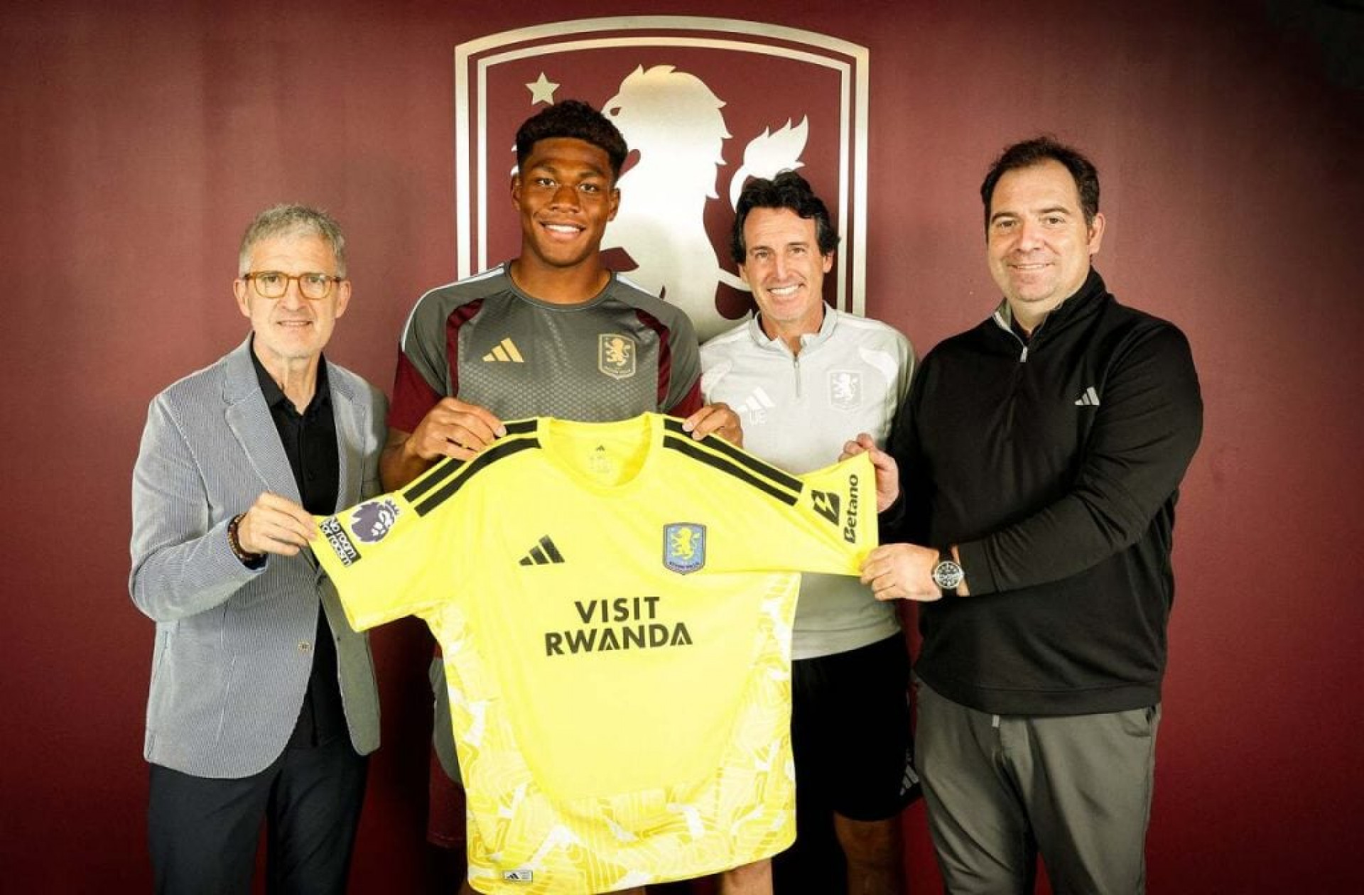 Aston Villa contrata goleiro destaque do Jap&atilde;o na Copa do Mundo