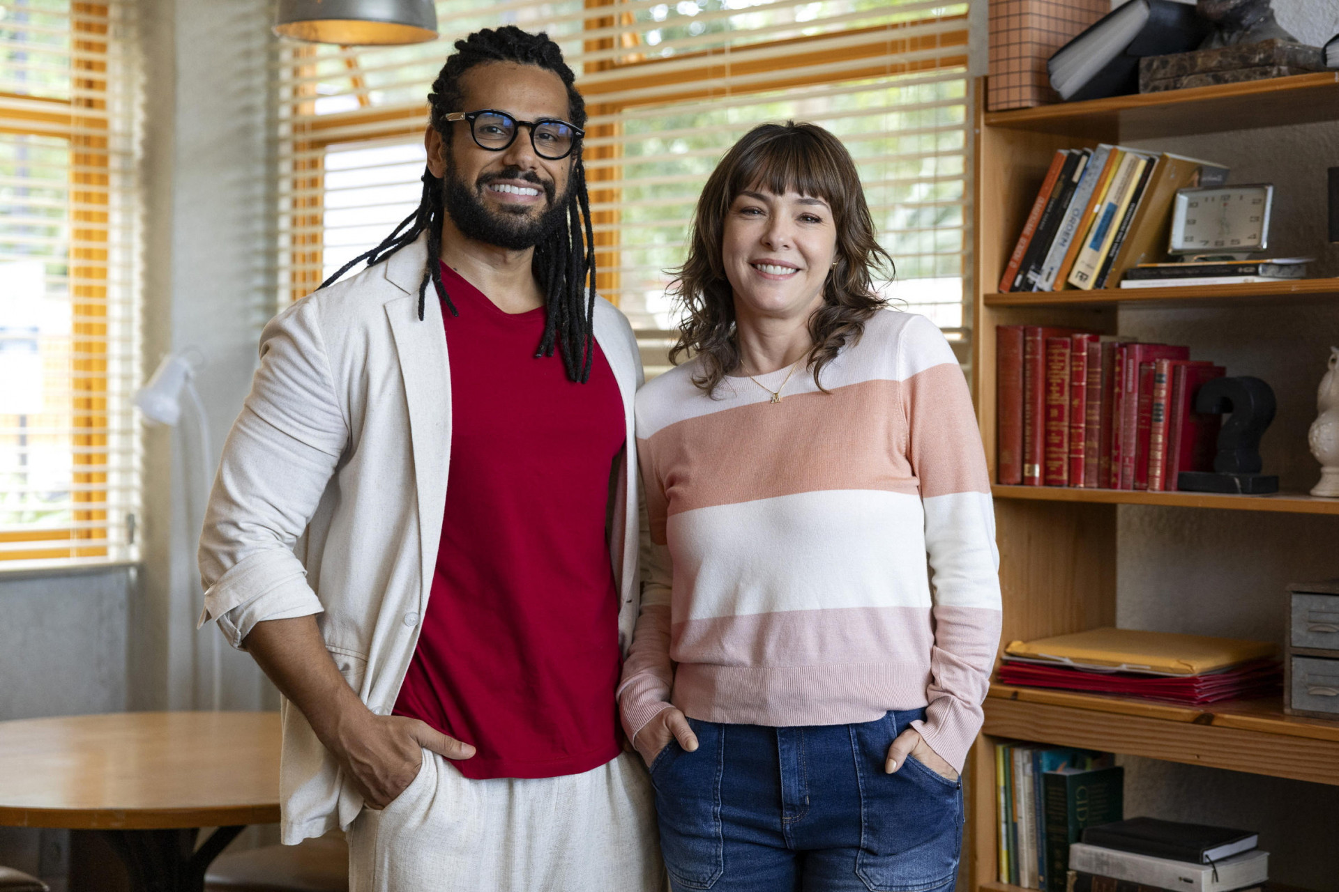 Margô (Regiane Alves) se interessa por Lucas (Amaury Lorenzo) em 'Por Você' - Manoella Mello / TV Globo