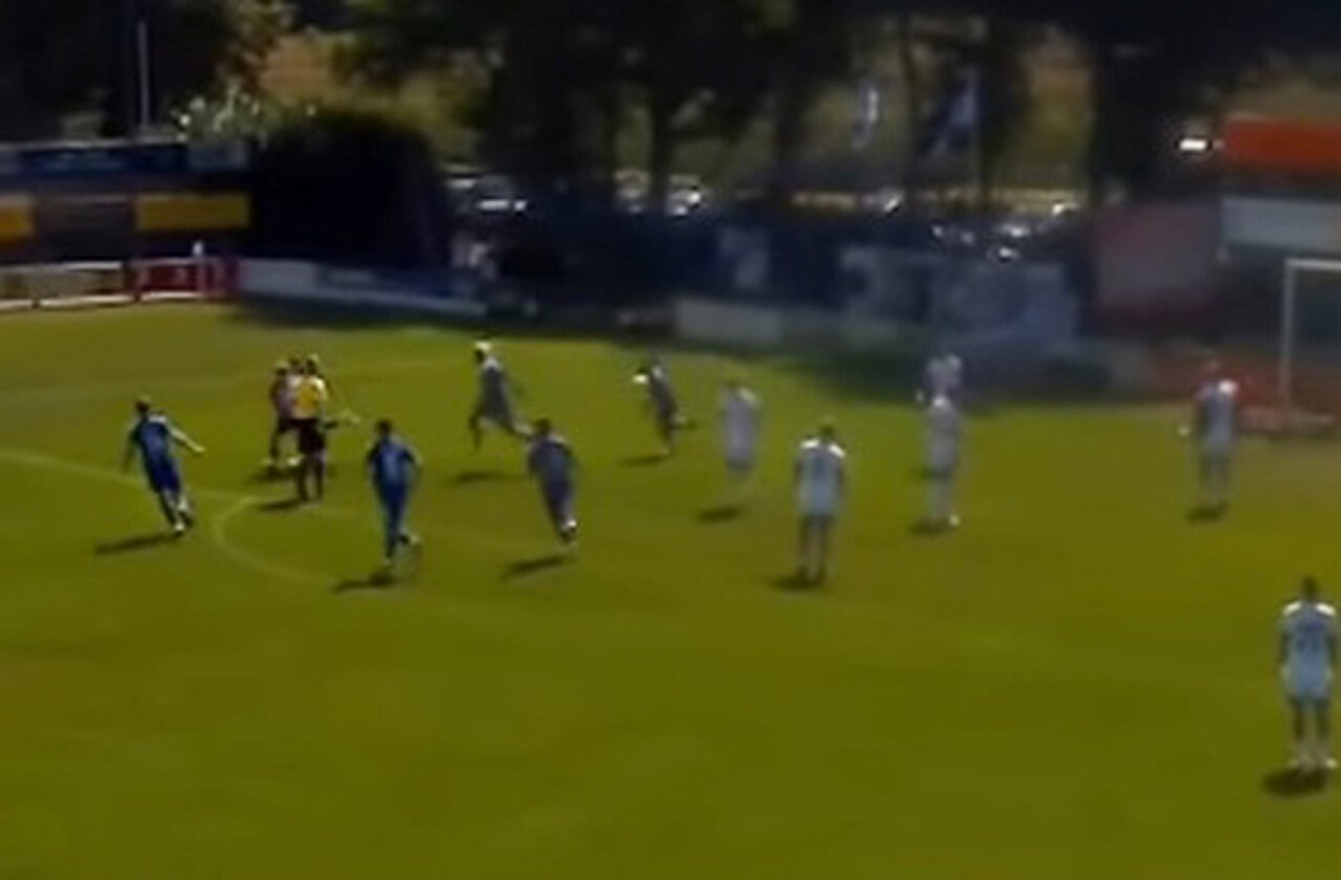 Incr&iacute;vel! Atacante faz gol de bicicleta com 9 segundos de jogo; v&iacute;deo