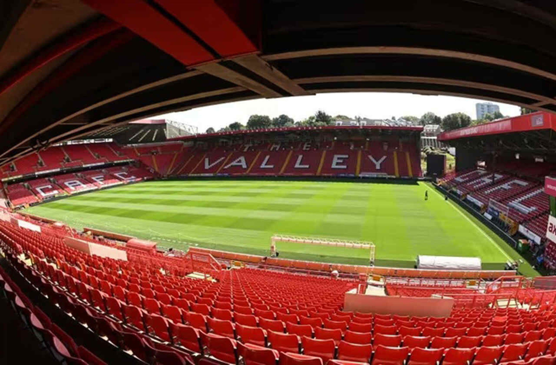 Sinistro! Homem &eacute; encontrado morto dentro de est&aacute;dio na Inglaterra