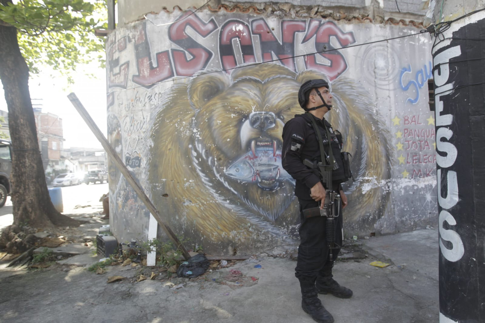 Policiais militares realizam operação na comunidade Kelson's, na Penha Circular - Reginaldo Pimenta / Agência O Dia