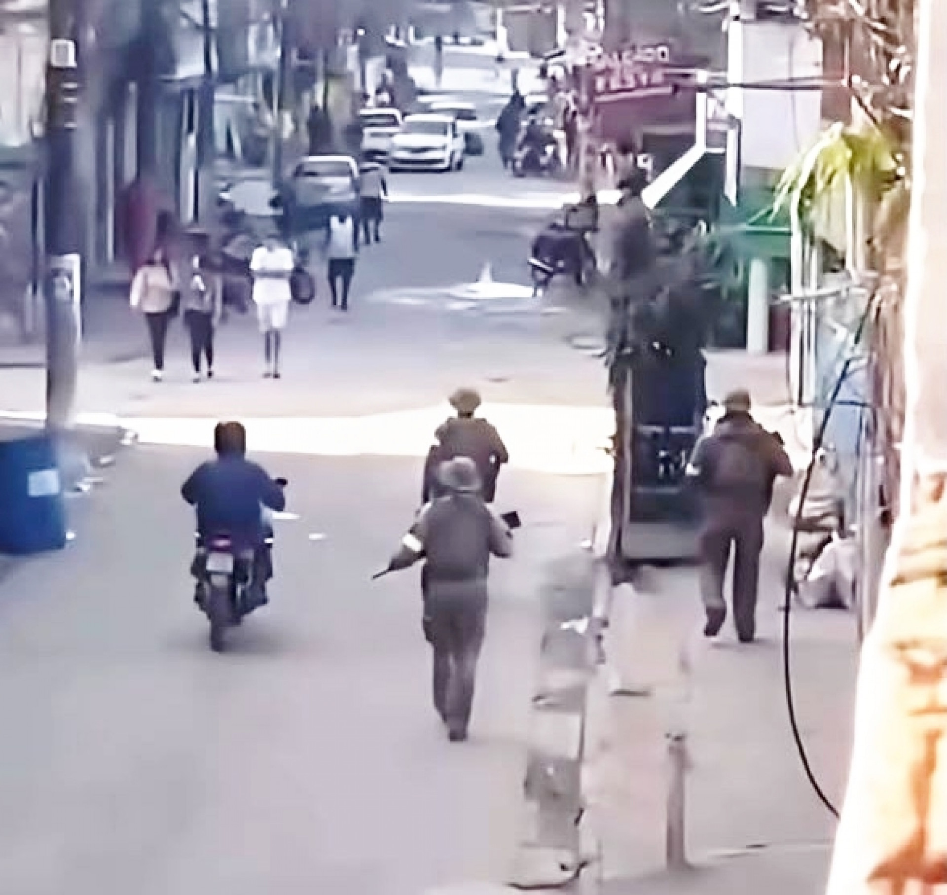 Chefe do tr&aacute;fico em Nova Holanda e Malvinas &eacute; preso durante opera&ccedil;&atilde;o da Pol&iacute;cia Civil em Maca&eacute; - Foto: Reprodu&ccedil;&atilde;o Rede Social