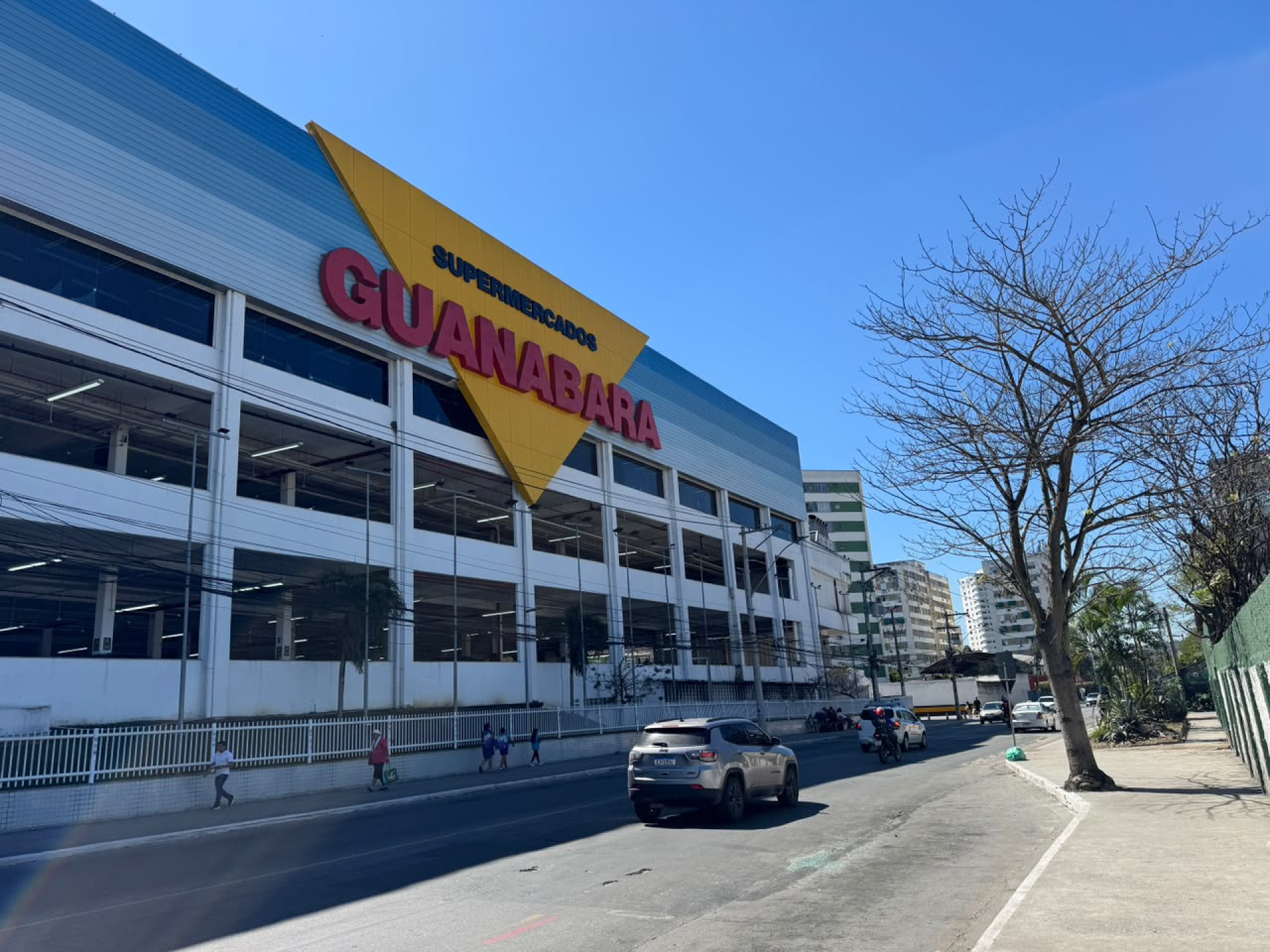 Unidade do Guanabara em S&atilde;o Gon&ccedil;alo, na Avenida Jornalista Roberto Marinho, &eacute; alvo de den&uacute;ncia de morador - Thalita Queiroz / Ag&ecirc;ncia O DIA