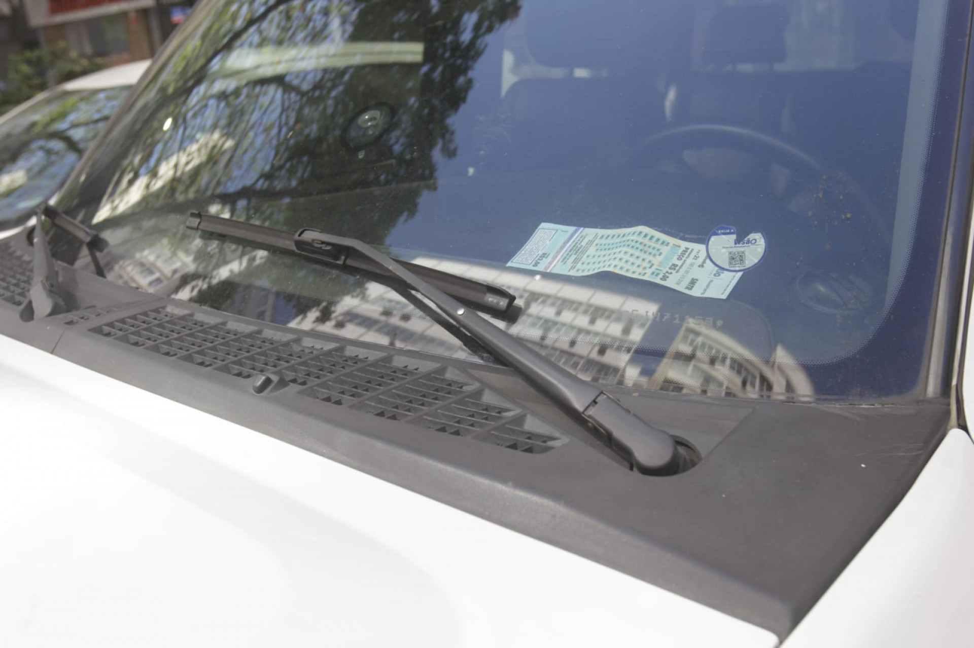 Carro com talão de papel, antigo sistema de cobrança de estacionamento, na Rua Almirante Gonçalves, em Copacabana - Reginaldo Pimenta / Agência O DIA