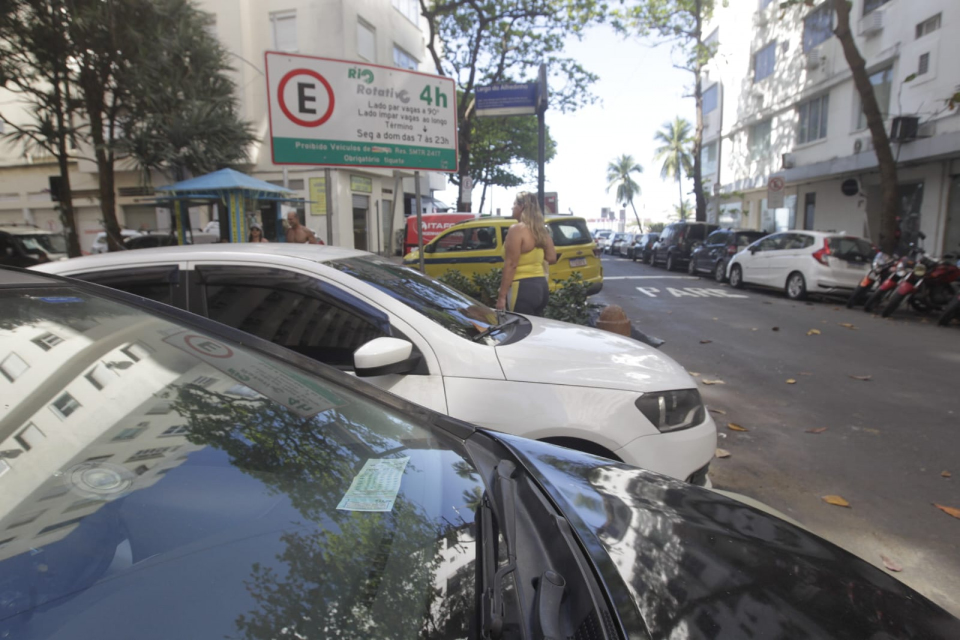 Rua Almirante Gonçalves, em Copacabana, está com antiga placa do Rio Rotativo - Reginaldo Pimenta / Agência O DIA