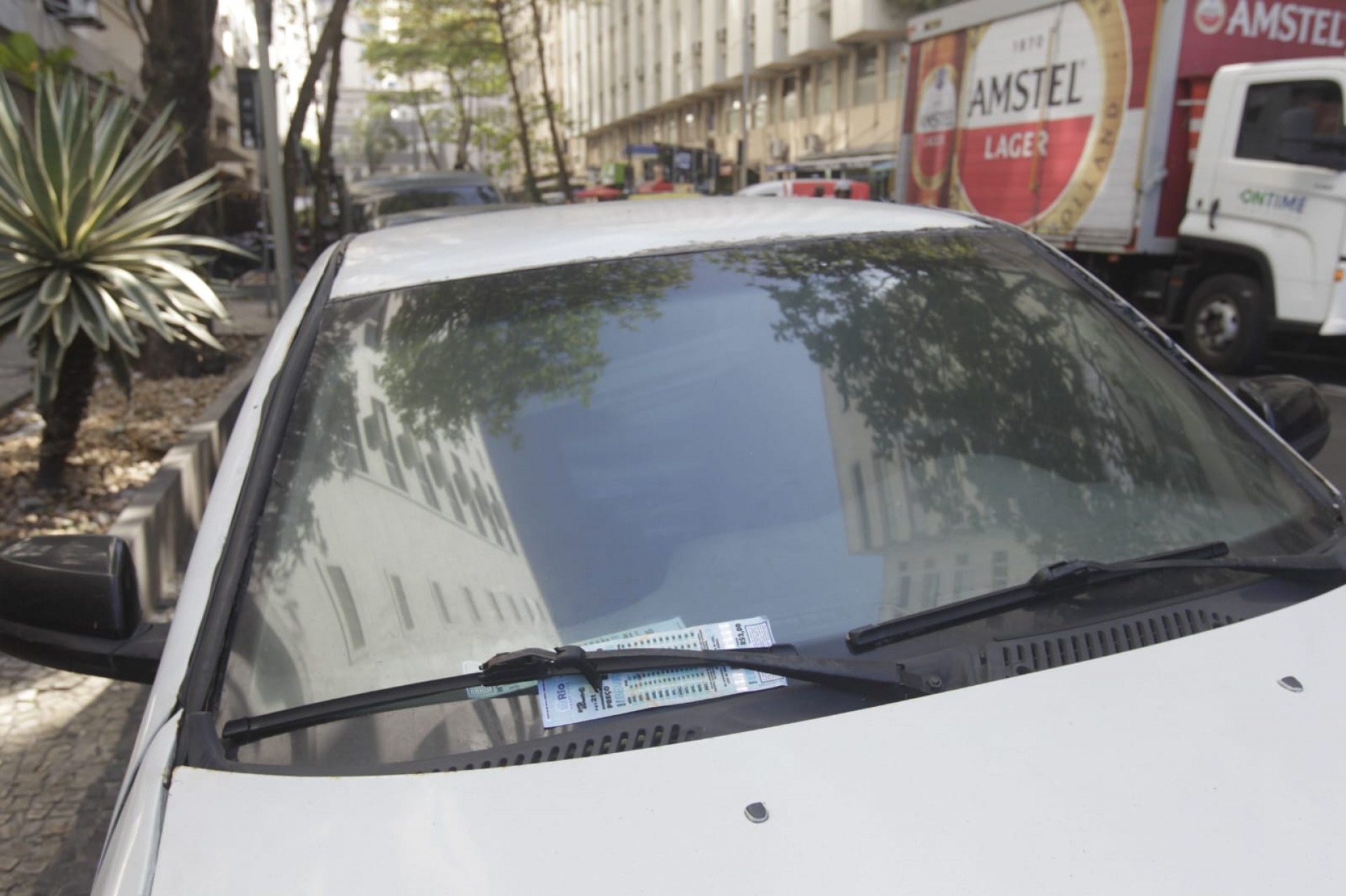 Veículo com talão de papel, antigo sistema de cobrança de estacionamento, na Rua Almirante Gonçalves, em Copacabana - Reginaldo Pimenta / Agência O DIA