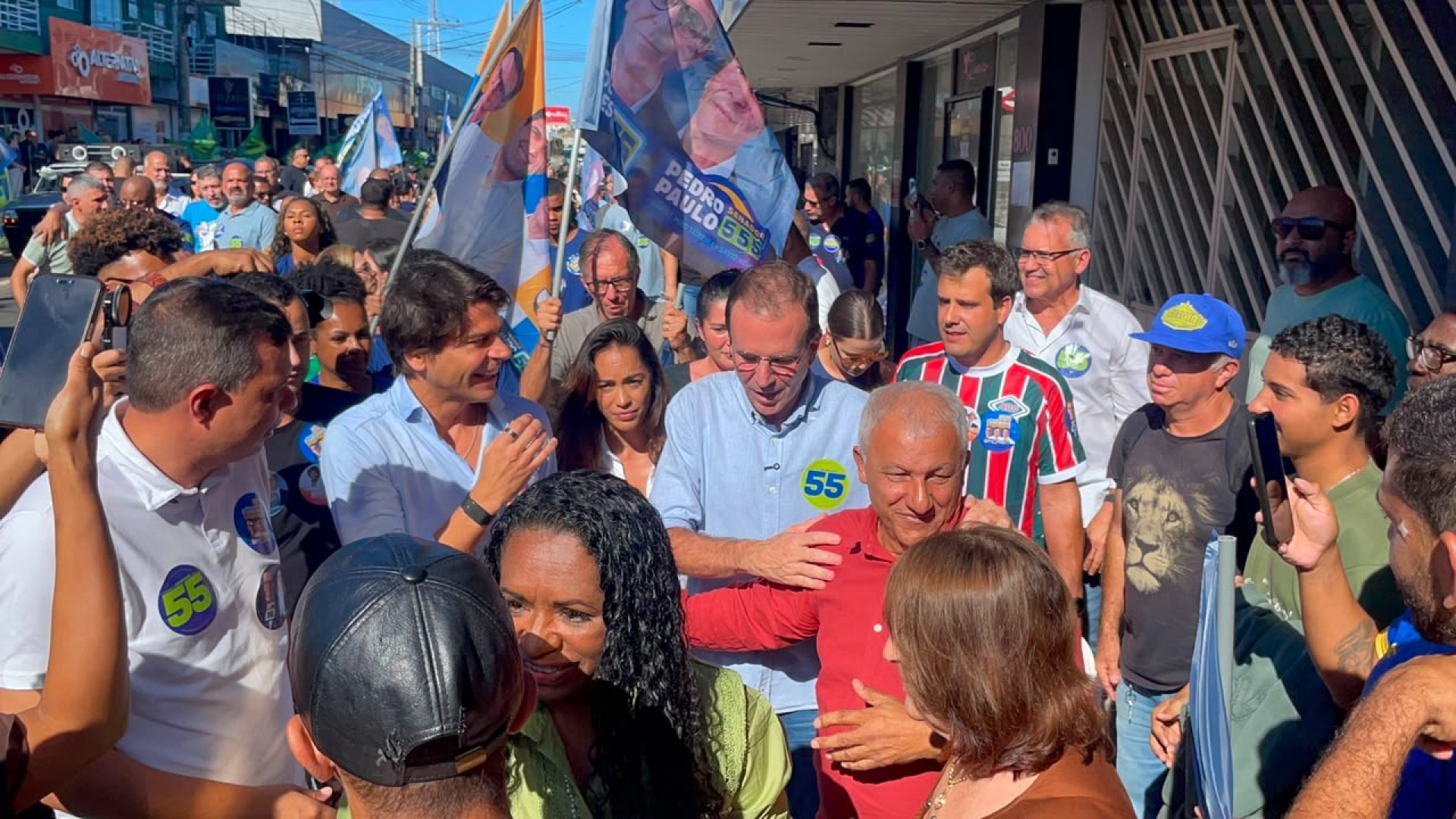 Candidatos fazendo corpo a corpo durante caminhada em Iguaba Grande - Foto: Jo&atilde;o V&iacute;ctor Campos 