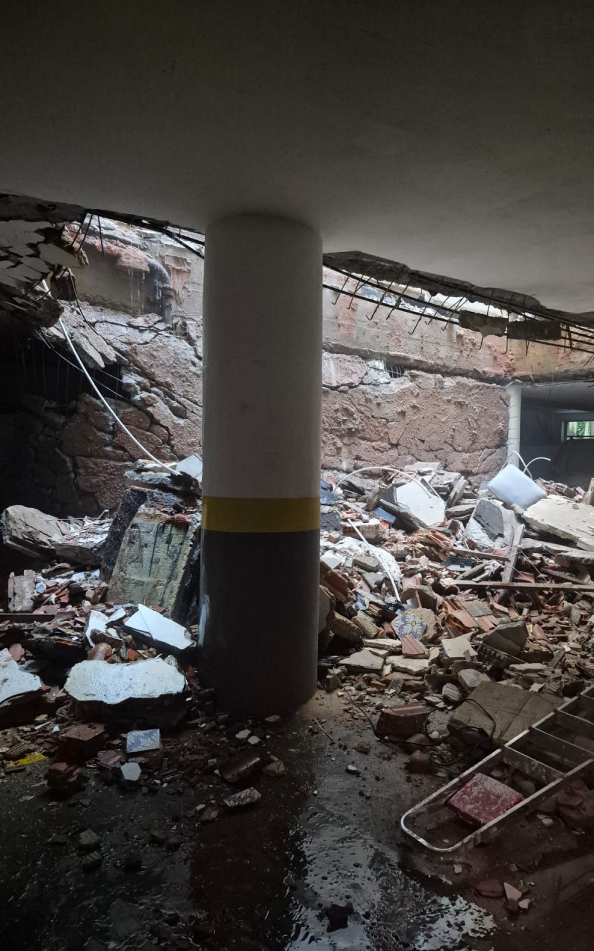 Garagem do prédio ficou coberta por destroços - Arquivo Pessoal