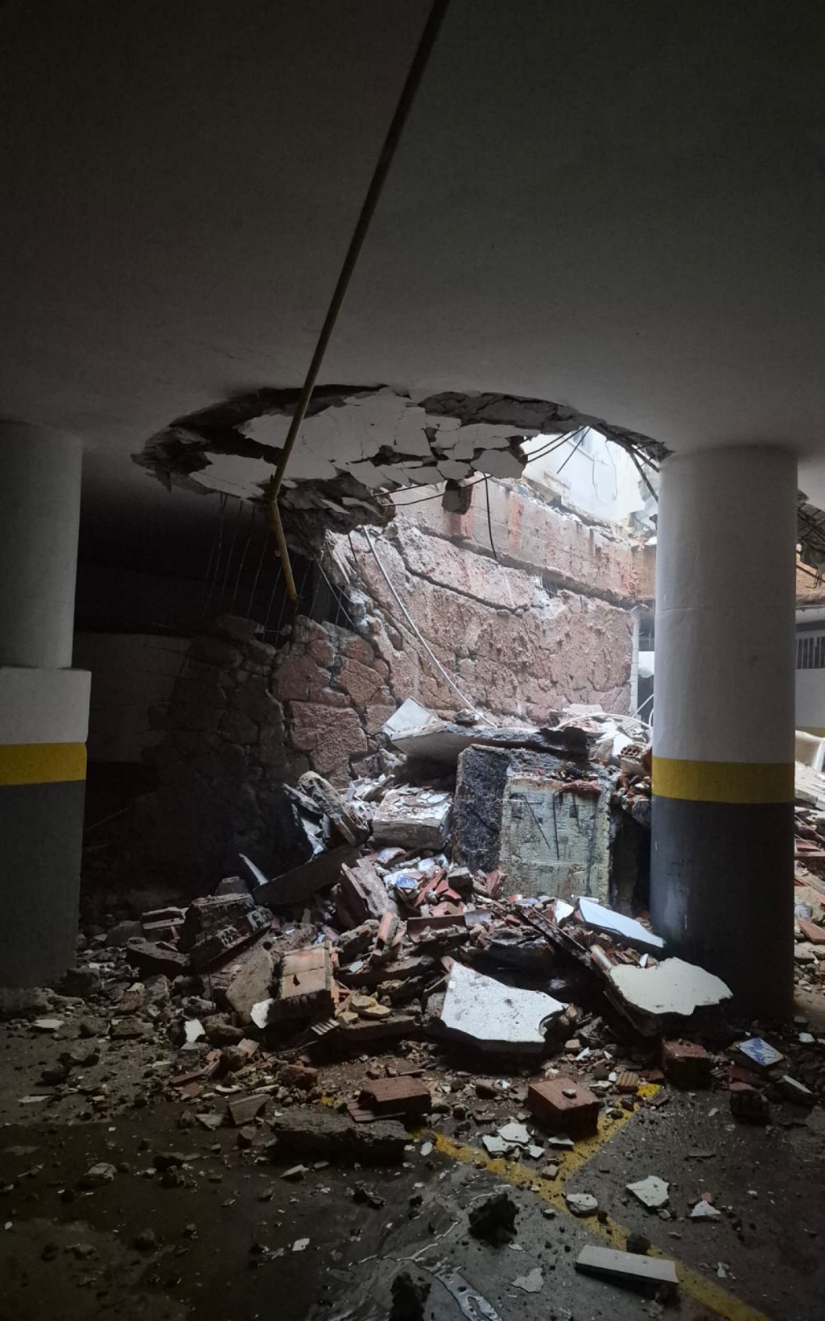 Garagem do prédio ficou coberta por destroços - Arquivo Pessoal