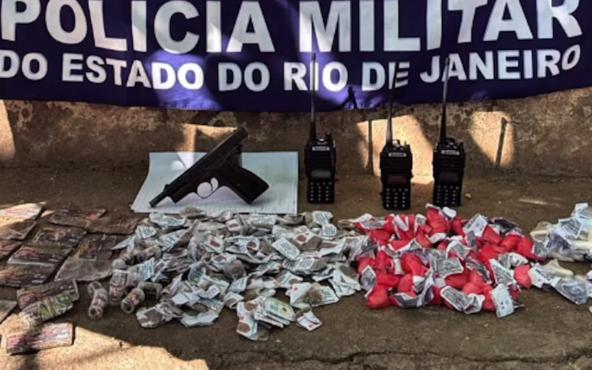 Agentes do 39º BPM apreenderam pistola, munições, rádios e drogas em operação realizada em Belford Roxo