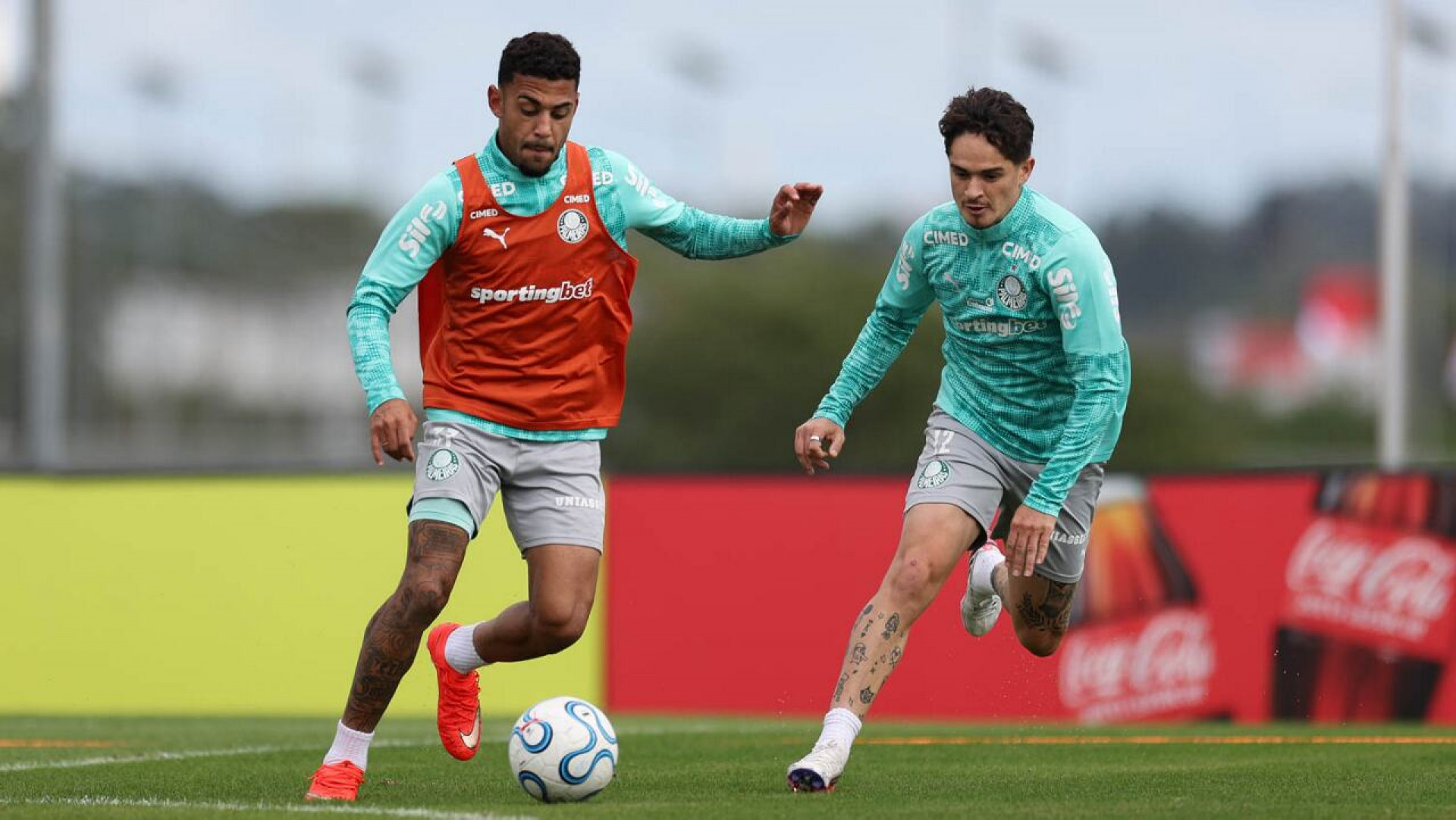 Abel visita sede da Conmebol, e Palmeiras treina no Paraguai