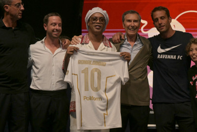 Apresentado pelo Ravenna, Ronaldinho promete 'dar espetáculo'