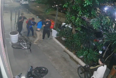 Vídeo: Homem espancado em Copacabana levou quase 60 pauladas