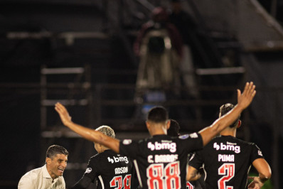 Vasco quebra longo jejum no continente com vaga nas quartas da Sula