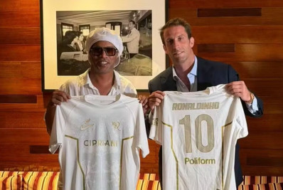 Internautas vão à loucura após Ronaldinho ser apresentado em clube