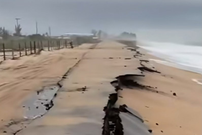 Erosão costeira no acesso Farol-Barra gera preocupação
