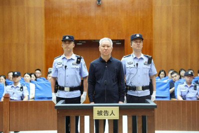 Fundador da Evergrande é condenado à prisão perpétua na China