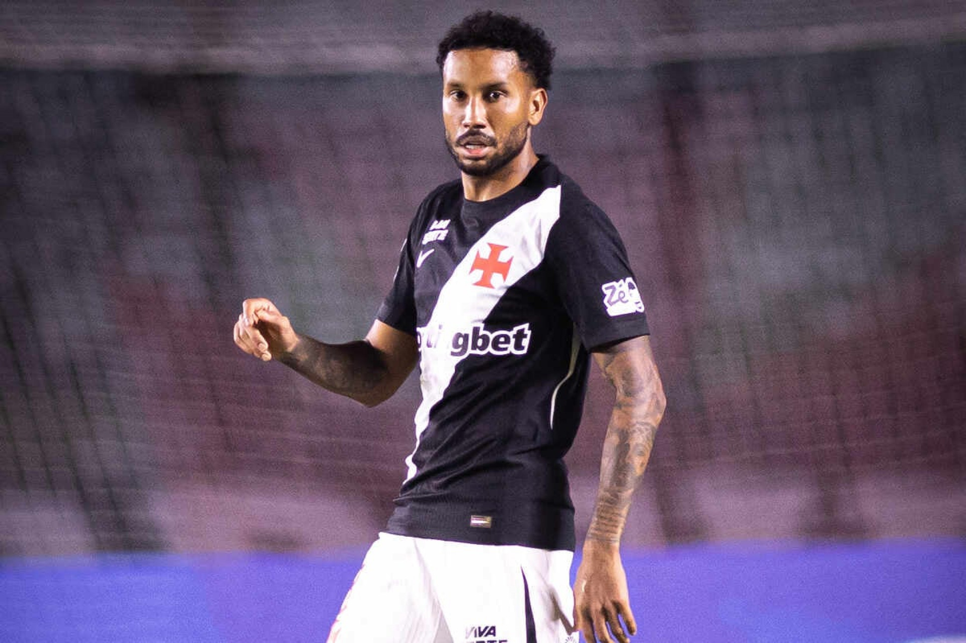 Vasco confirma les&otilde;es de Jair e Rojas
