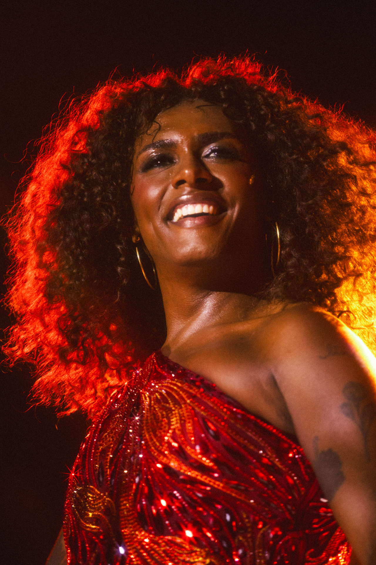 Liniker faz show na Farmasi Arena neste sábado