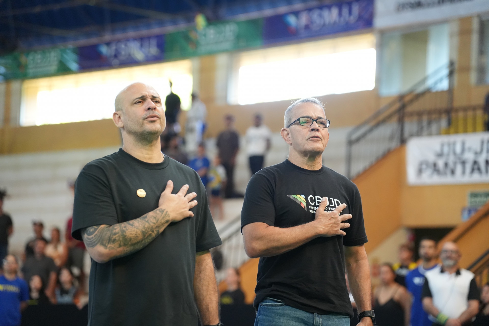 F&aacute;bio Rocha ao lado de Rog&eacute;rio Gavazza, presidente da CBJJD  - (Foto: @bjjreach e @fsmjj.oficial)