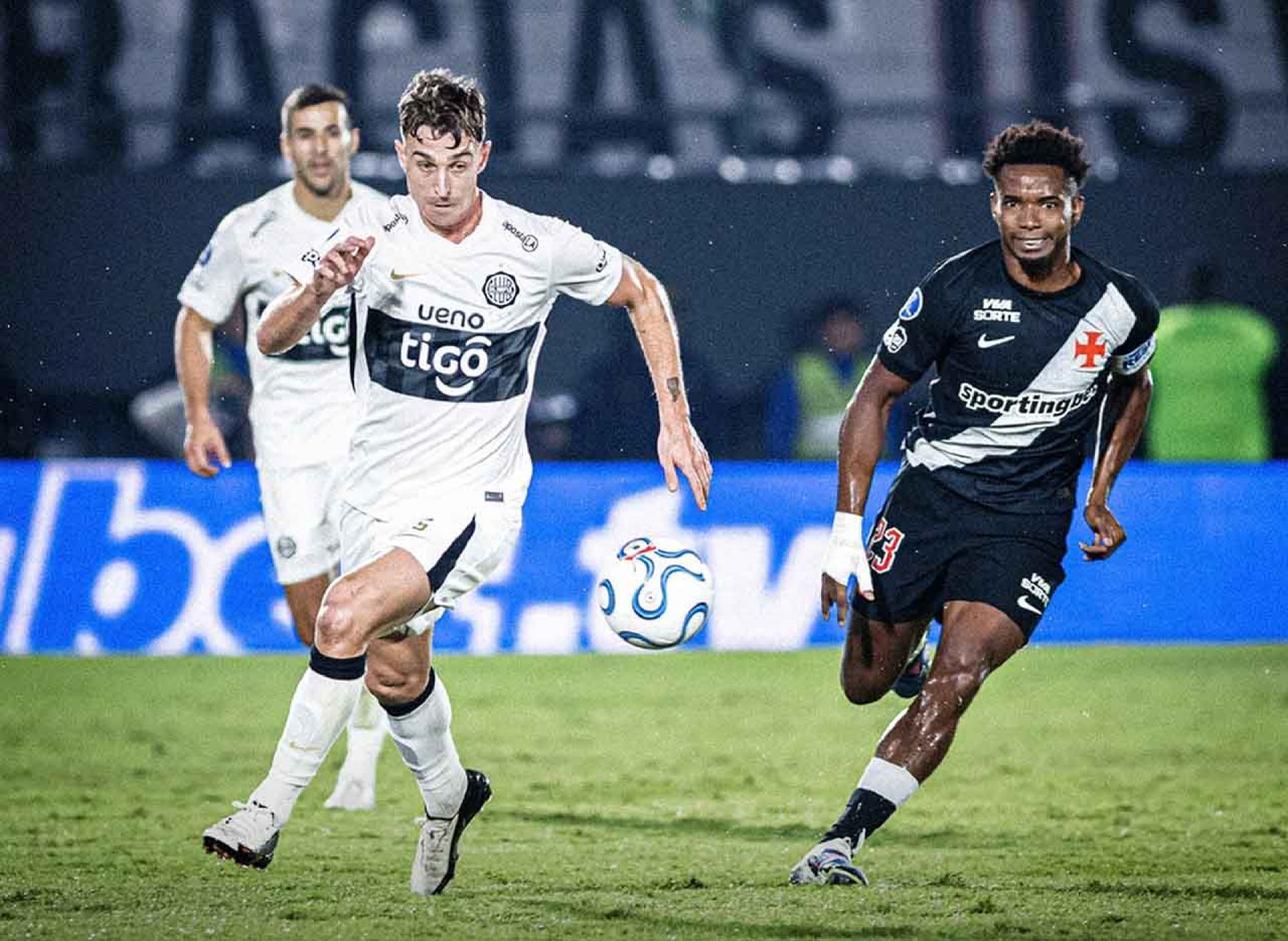 Vasco goleia o Olimpia no Paraguai e est&aacute; nas quartas da Sul-Americana