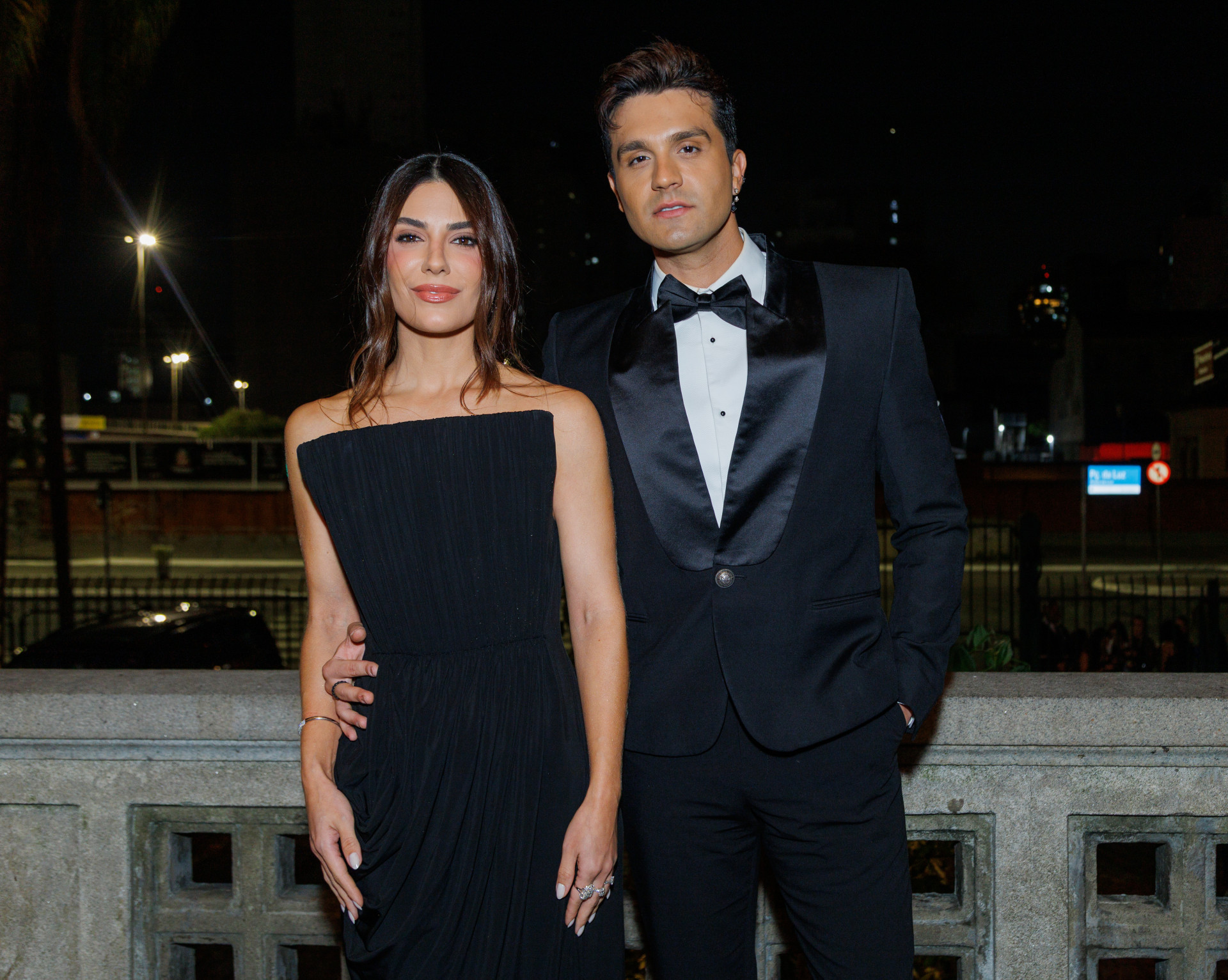 Luan Santana e Jade Magalh&atilde;es chegam, em vestimenta "all black", para festa de gala em comemora&ccedil;&atilde;o aos 19 anos de carreira do cantor - Reprodu&ccedil;&atilde;o / Brazilnews - Clayton Felizardo