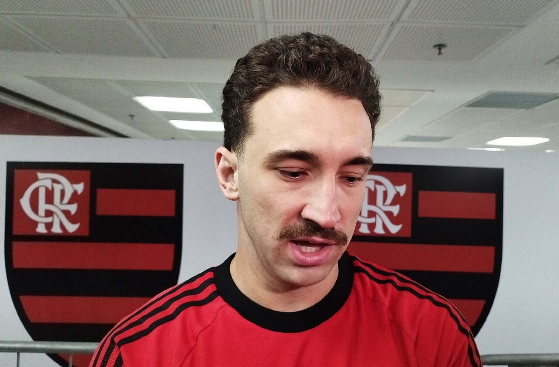 L&eacute;o Ortiz recupera espa&ccedil;o no Flamengo e exalta torcida