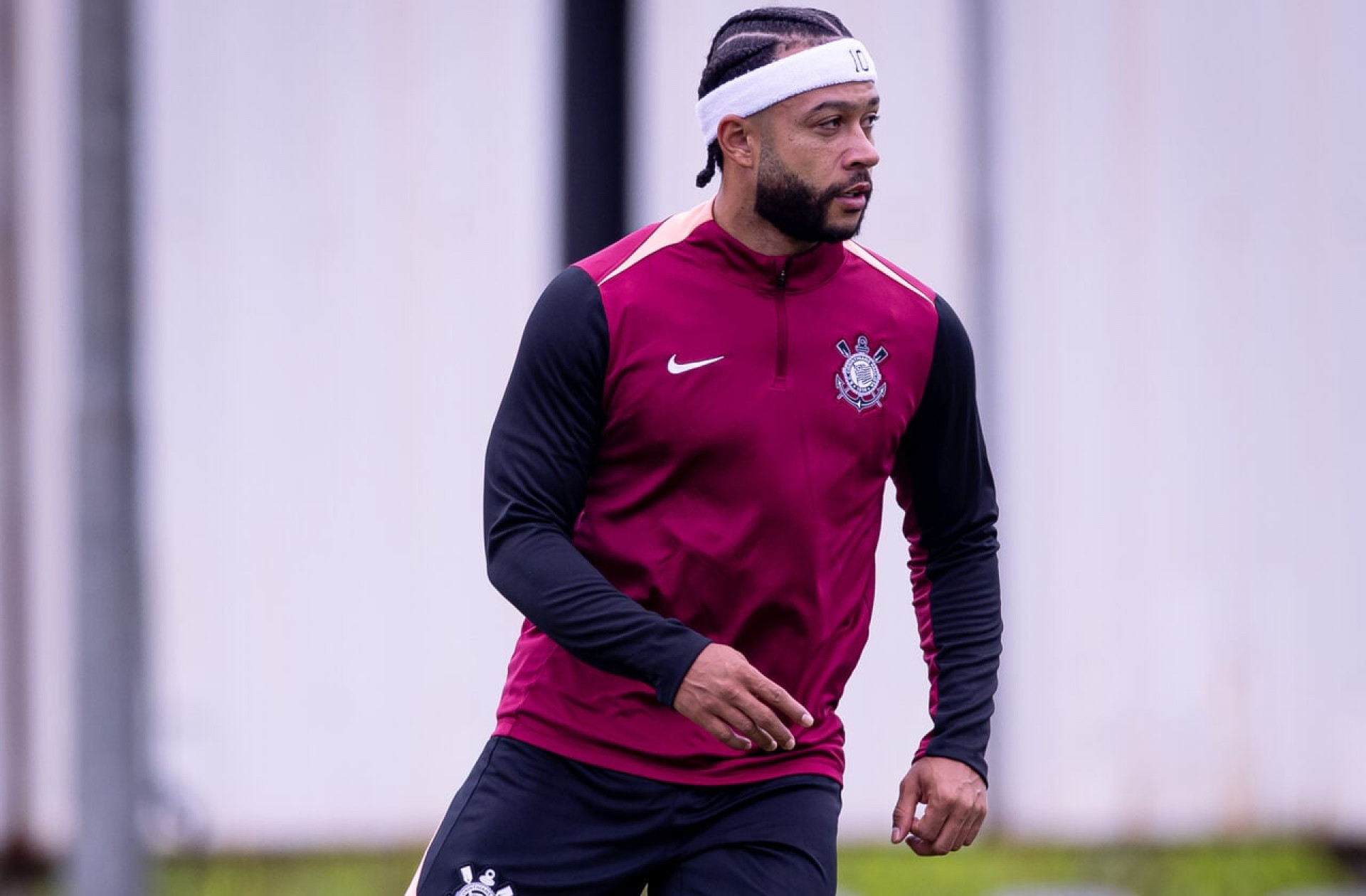 Corinthians planeja retorno gradual de Depay em noite de Libertadores