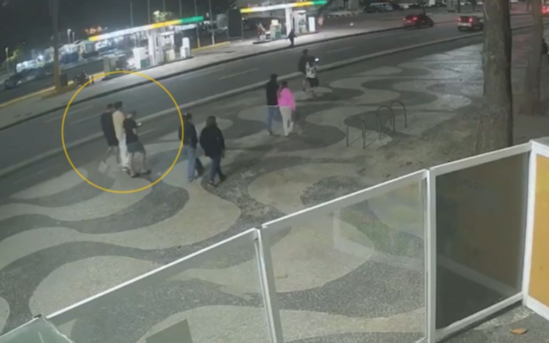 C&acirc;meras de seguran&ccedil;a registraram o momento do encontro da v&iacute;tima com os dois criminosos no cal&ccedil;ad&atilde;o de Copacabana