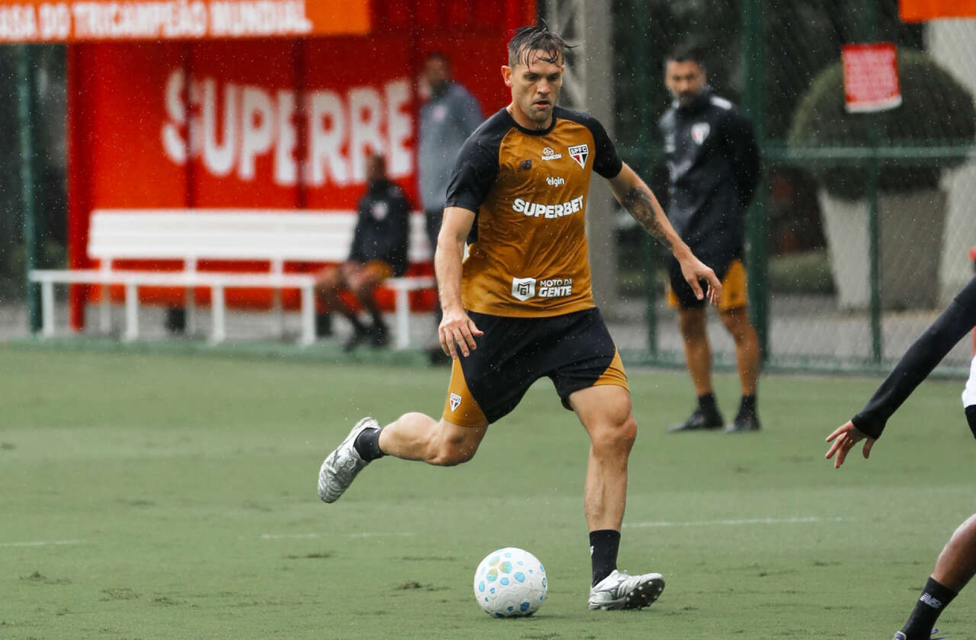 Victor S&aacute; preocupa S&atilde;o Paulo ap&oacute;s deixar treino com dores no tornozelo
