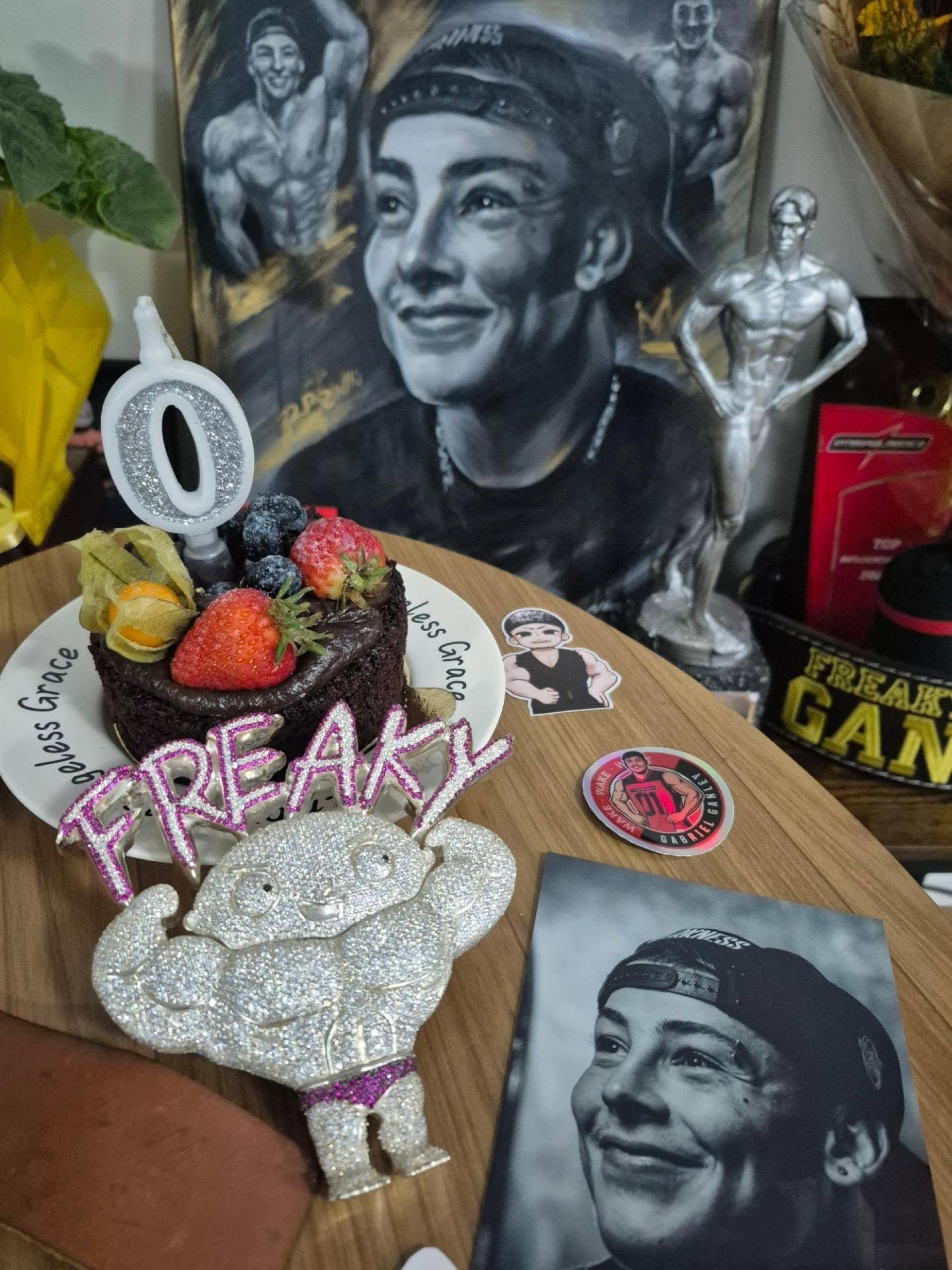 Mãe de Gabriel Ganley prepara bolo no aniversário de 23 anos do filho