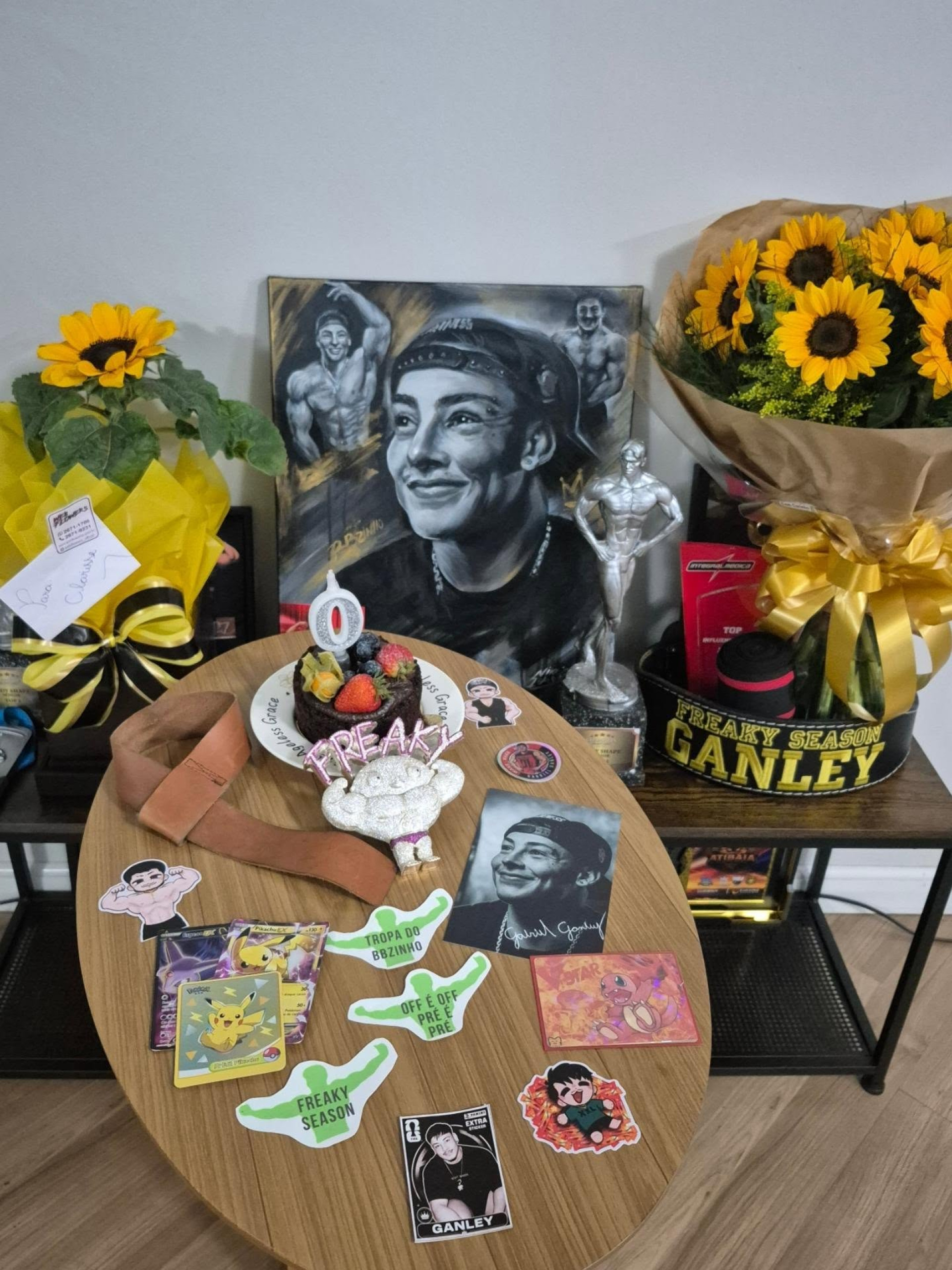 Mãe de Gabriel Ganley prepara bolo no aniversário de 23 anos do filho