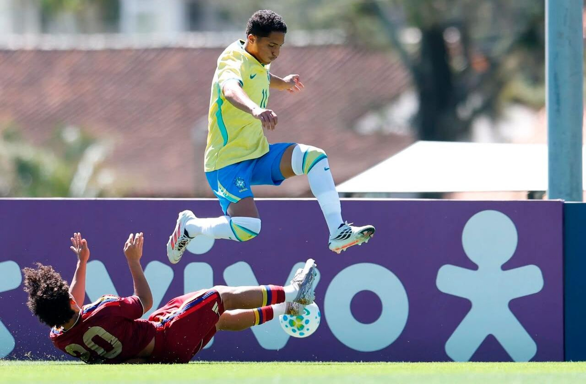 Sele&ccedil;&atilde;o sub-17 derrota a Venezuela de virada em amistoso