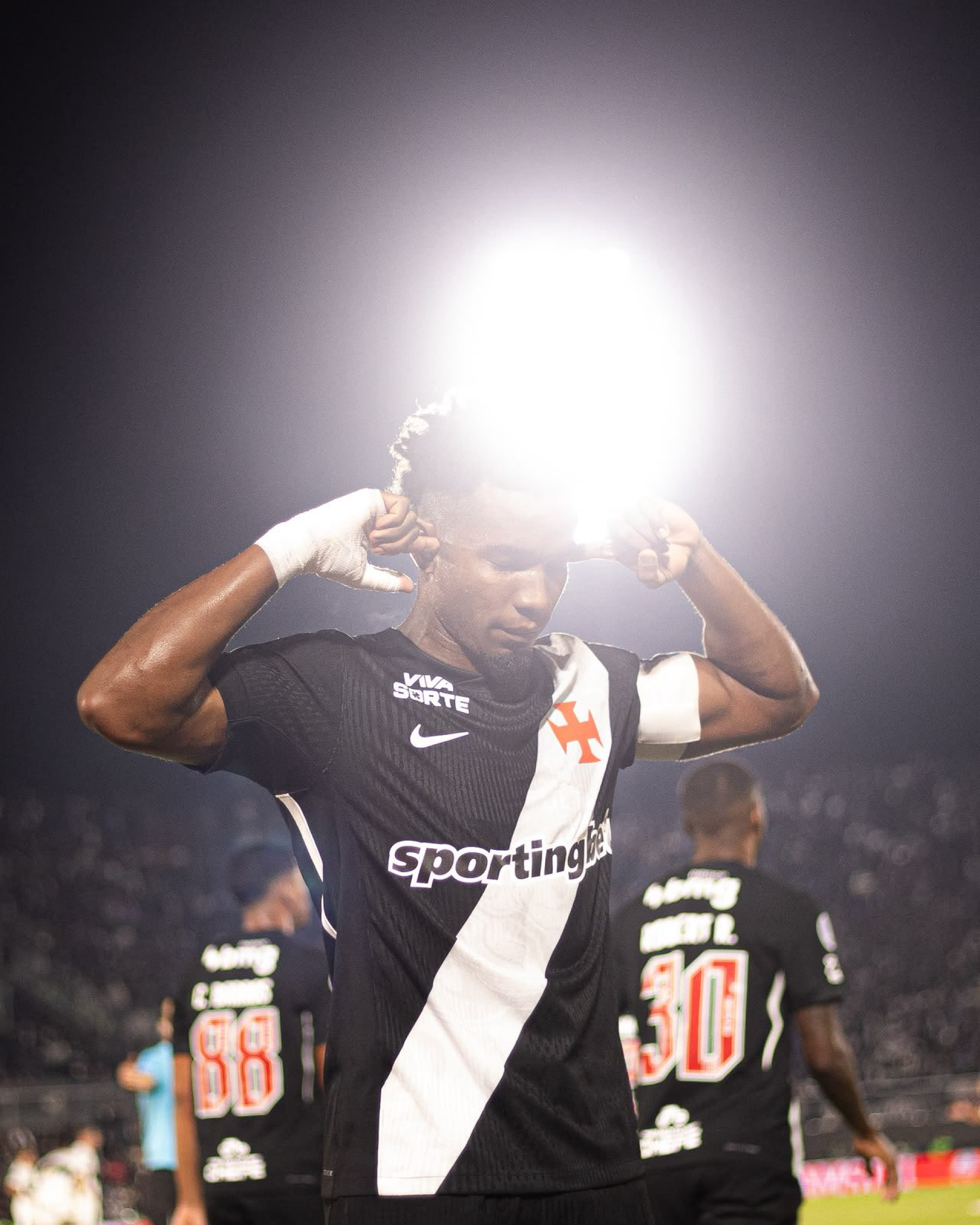 Thiago Mendes comemora gol colocando os dedos no ouvido no estádio Defensores del Chaco - Matheus Lima / Vasco
