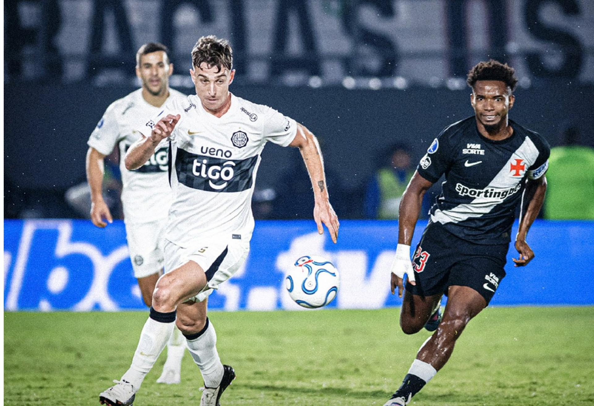Alfaro e Thiago Mendes disputam bola no jogo entre Olimpia e Vasco - Divulgação / Olimpia
