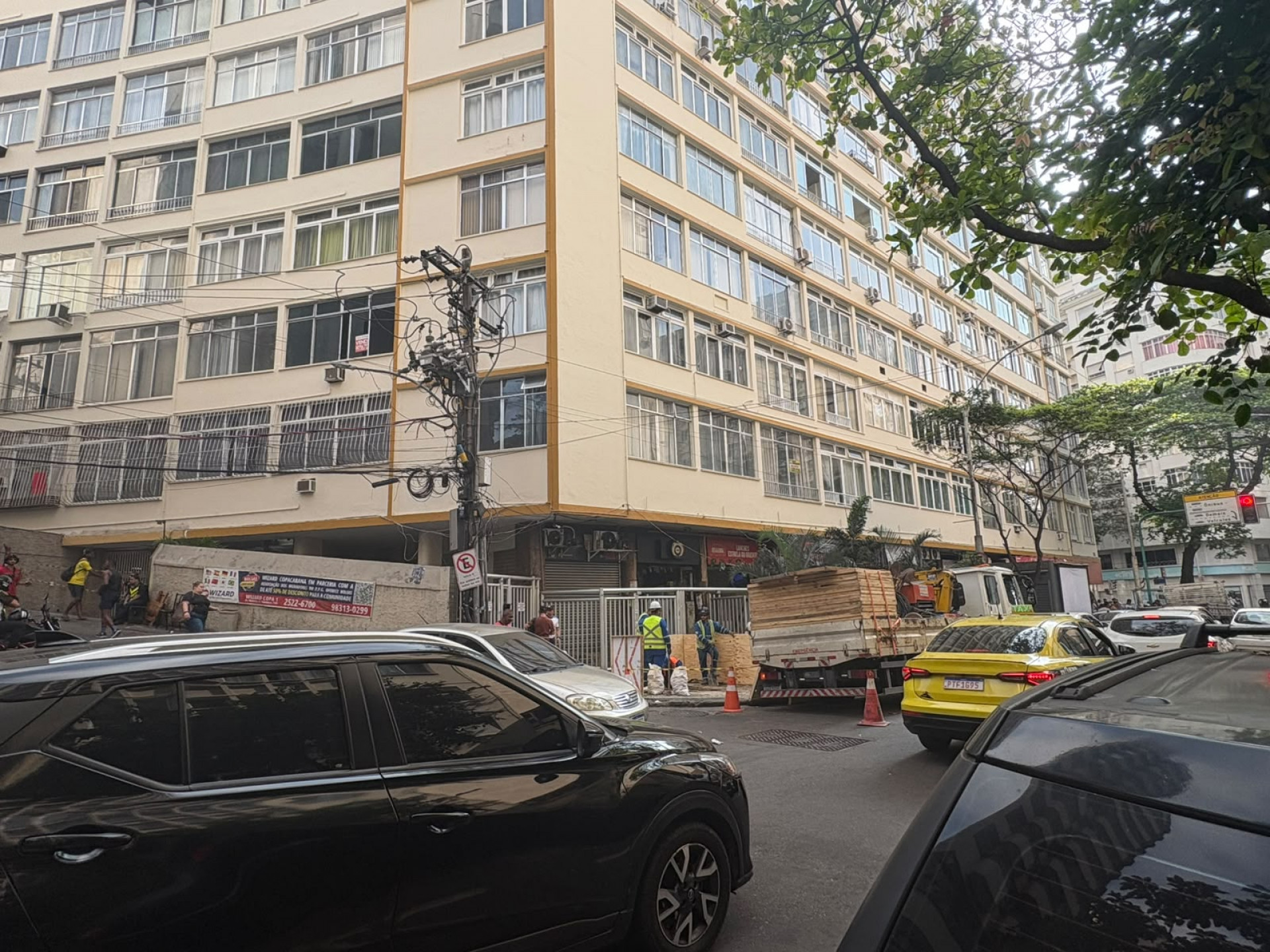 Equipes da Naturgy atuam na Rua Sá Ferreira, em Copacabana, após explosão em prédio residencial - Fred Vidal/Agência O DIA